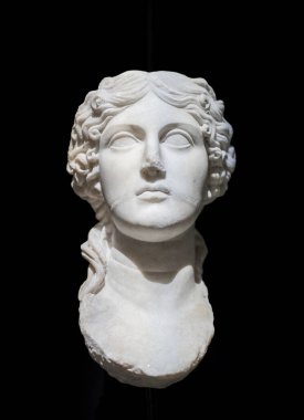 Kadın heykeli siyah arka planda izole edilmiş..