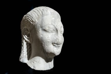 Kouros 'un heykel başkanı siyah arka planda izole edilmiş. İstanbul Arkeoloji Müzesi, Türkiye.
