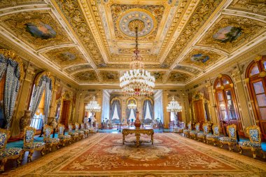 Dolmabahce Sarayı 'nın (Mavi Salon) iç manzarası. Dolmabahçe, İstanbul, Türkiye 'deki en büyük saray ve en önemli tarihi eserlerden biridir..