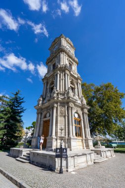 İstanbul, Türkiye 'deki Dolmabahçe Sarayı' nın Meşhur Saat Kulesi.