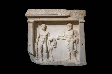 Poseidon ve Herkül 'e adanmış mermer adak taşı, MÖ 4. yüzyılın sonlarında, Thasos' tan (Yunanistan). İstanbul Arkeoloji Müzesi.