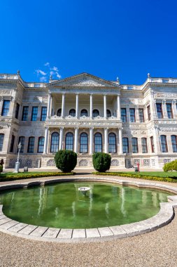 Dolmabahce Sarayı 'ndaki Ulusal Saraylar Resim Müzesi' nin dış görünüşü. Dolmabahce, İstanbul, Türkiye 'deki en büyük saraydır.