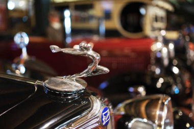 Buick uçan bayan başlıklı süs eski bir Amerikan arabasında.