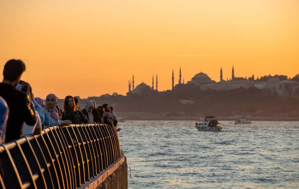 Люди Развлекающиеся Пляже Стамбула Закате — стоковое фото