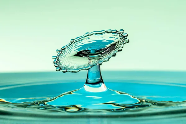 Primer Plano Una Colisión Con Una Gota Agua Salpicadura Corona —  Fotos de Stock