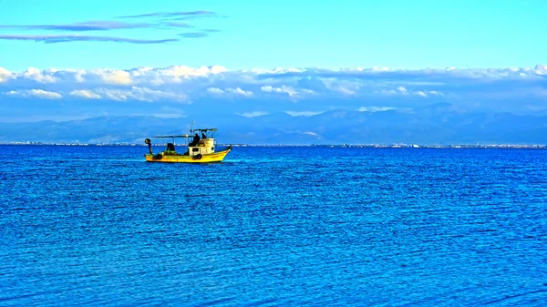 Plage Bleu Bateau Nuages Côte Pêche Horizon Nature Océan Mer — Photo