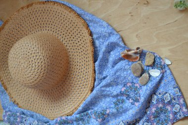 Yazlık şapka ve hasır şapkalar ahşap arka planda