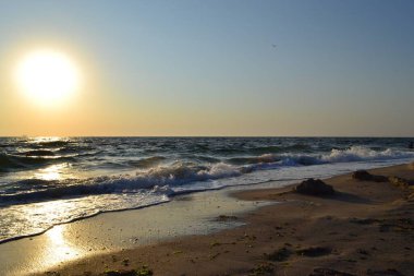 Deniz kıyısında gün doğumu