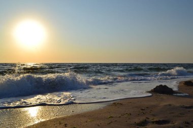 Deniz kıyısında gün doğumu