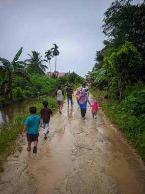 Parkta yürüyen insanlar.