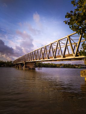 Riga, Letonya 'da nehir üzerinde köprü