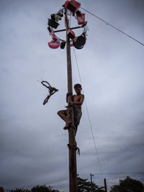 the excitement of children and adults taking part in the areca climbing competition to enliven the independence day of the republic of Indonesia, east kalimantan, indonesia, august, 14,2022