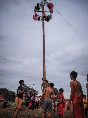 the excitement of children and adults taking part in the areca climbing competition to enliven the independence day of the republic of Indonesia, east kalimantan, indonesia, august, 14,2022