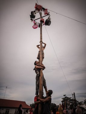 the excitement of children and adults taking part in the areca climbing competition to enliven the independence day of the republic of Indonesia, east kalimantan, indonesia, august, 14,2022