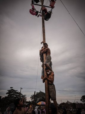 the excitement of children and adults taking part in the areca climbing competition to enliven the independence day of the republic of Indonesia, east kalimantan, indonesia, august, 14,2022