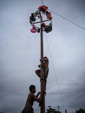 the excitement of children and adults taking part in the areca climbing competition to enliven the independence day of the republic of Indonesia, east kalimantan, indonesia, august, 14,2022
