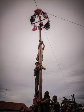 the excitement of children and adults taking part in the areca climbing competition to enliven the independence day of the republic of Indonesia, east kalimantan, indonesia, august, 14,2022