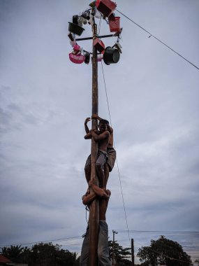 the excitement of children and adults taking part in the areca climbing competition to enliven the independence day of the republic of Indonesia, east kalimantan, indonesia, august, 14,2022