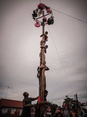 the excitement of children and adults taking part in the areca climbing competition to enliven the independence day of the republic of Indonesia, east kalimantan, indonesia, august, 14,2022