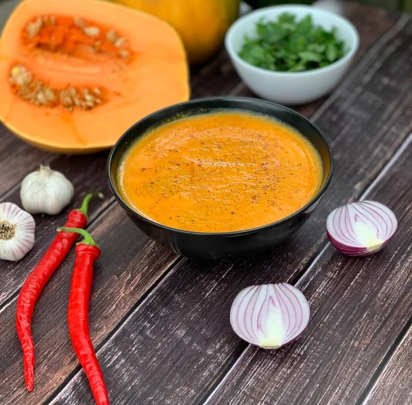  İçinde malzemeler olan kabak çorbası.