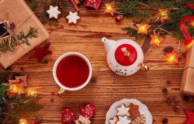 Noel arkaplanı, Noel süsü ve ahşap çay.