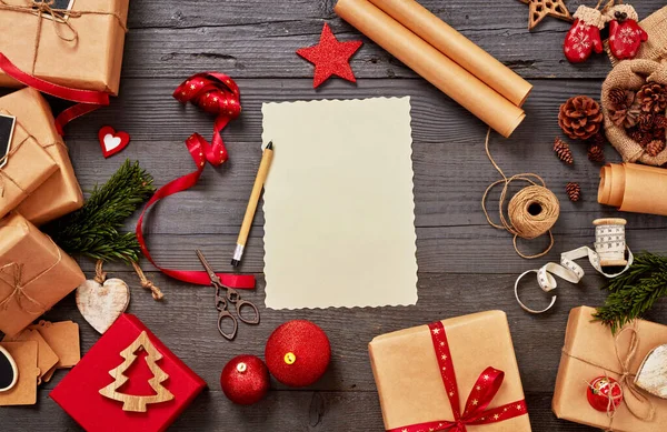 木制桌子上的圣诞装饰和礼物 — 图库照片