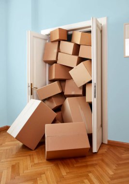 Karton kutularla dolu bir kapı.