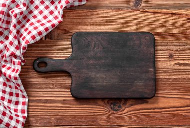 Tahta bir masanın üzerindeki boş kesme tahtası