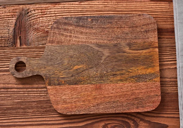 木製のテーブルの上に空のまな板 — ストック写真