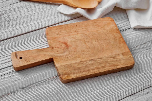 木制桌子上的空切菜板 — 图库照片