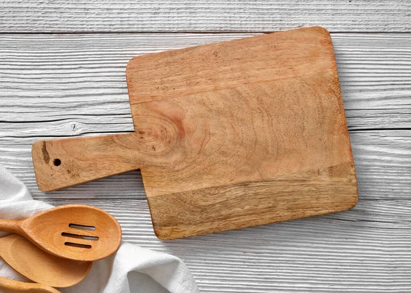 木制桌子上的空切菜板 — 图库照片