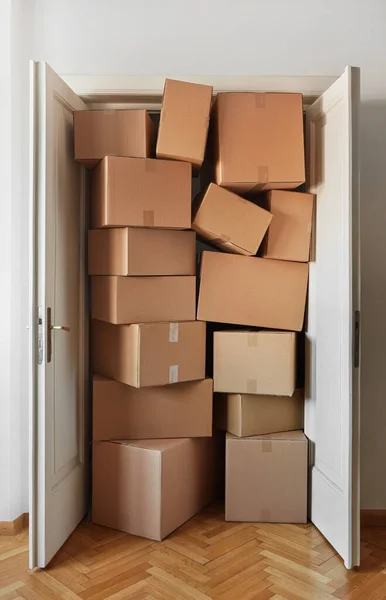 Πόρτα Γεμάτη Κουτιά Από Χαρτόνι — Φωτογραφία Αρχείου