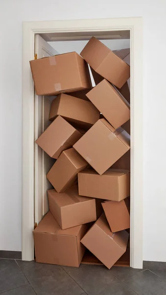 Tür Voller Pappkartons — Stockfoto