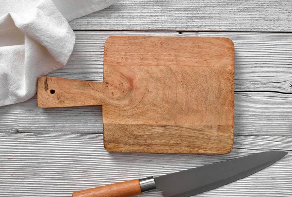 Tabla Cortar Vacía Una Mesa Madera — Foto de Stock