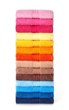 Temiz havlular beyaz arkaplana dizilir