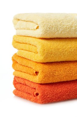 Temiz havlular beyaz arkaplana dizilir