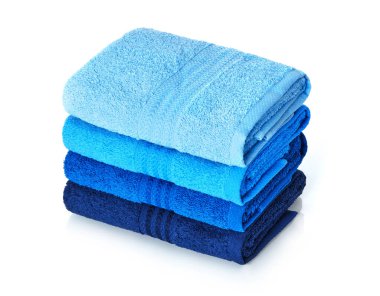 Temiz havlular beyaz arkaplana dizilir