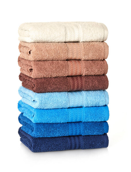 Чистые полотенца стек на белом фоне