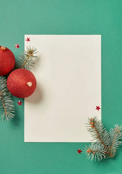 Weihnachtskugeln Und Leeres Papier — Stockfoto