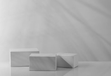 Ürünler için beyaz podyum