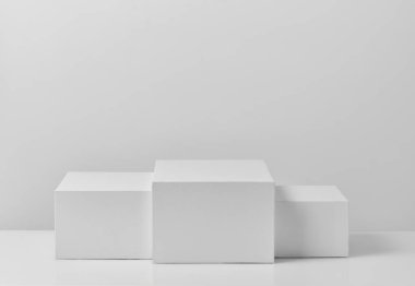 Ürünler için beyaz podyum