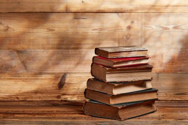Ahşap arka planda bir yığın eski kitap
