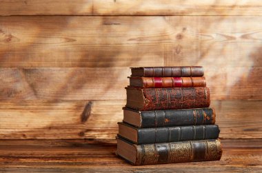 Ahşap arka planda bir yığın eski kitap