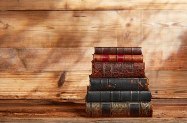 Ahşap arka planda bir yığın eski kitap