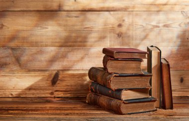 Ahşap arka planda bir yığın eski kitap