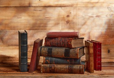 ahşap zemin üzerinde eski kitaplar