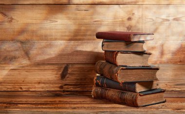 Ahşap arka planda bir yığın eski kitap