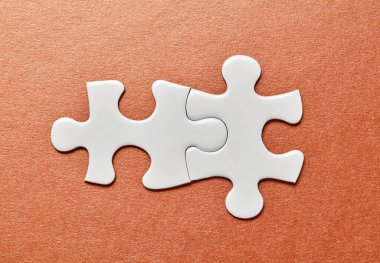 Renkli arkaplanda beyaz yapboz parçaları