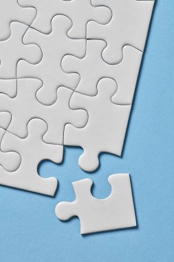 Mavi arkaplanda bulmaca parçaları