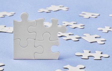 Renkli arkaplanda beyaz yapboz parçaları